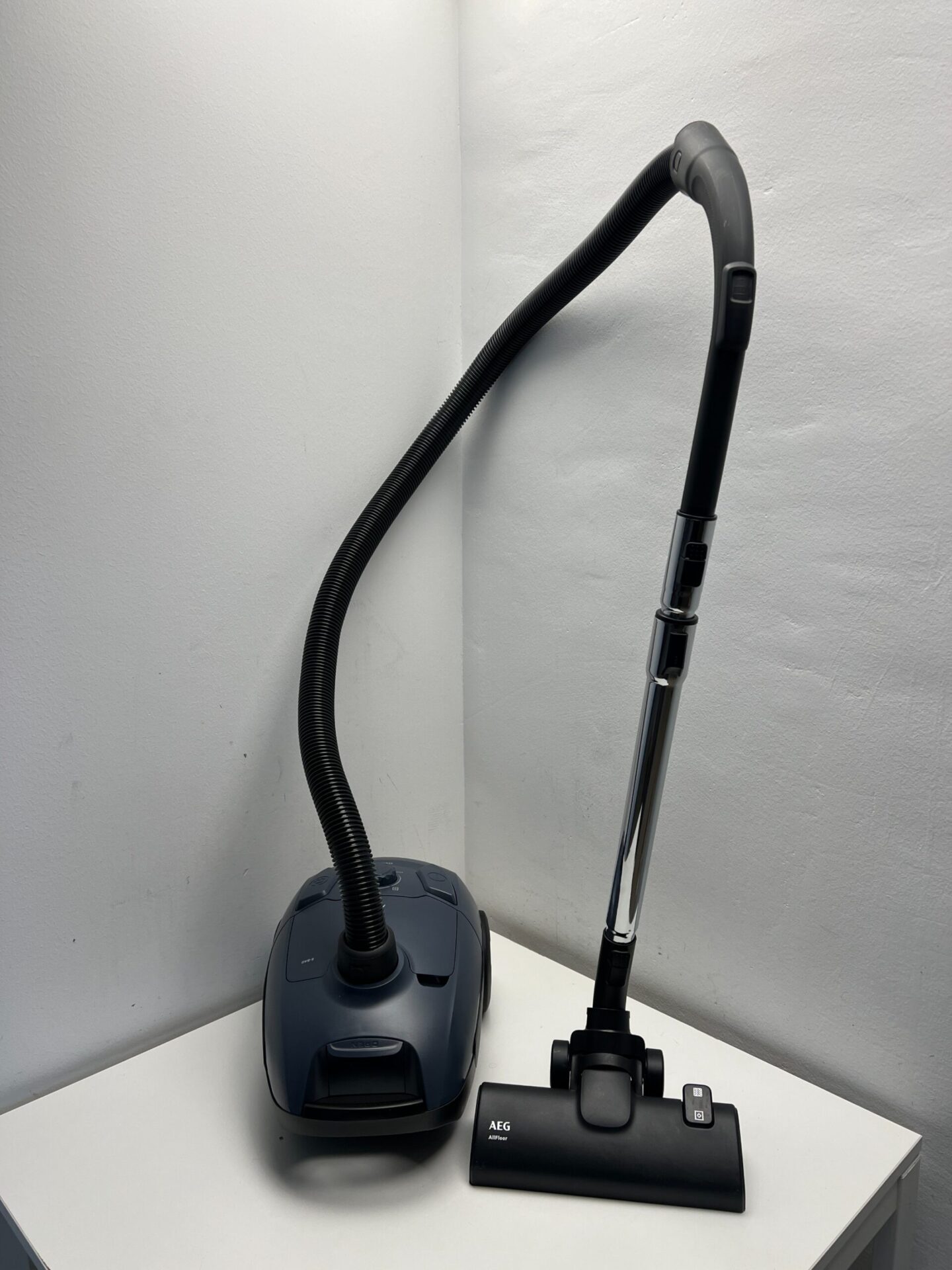 AEG grindų dulkių siurblys (Clean 5000) (naudota) — nuotrauka 2