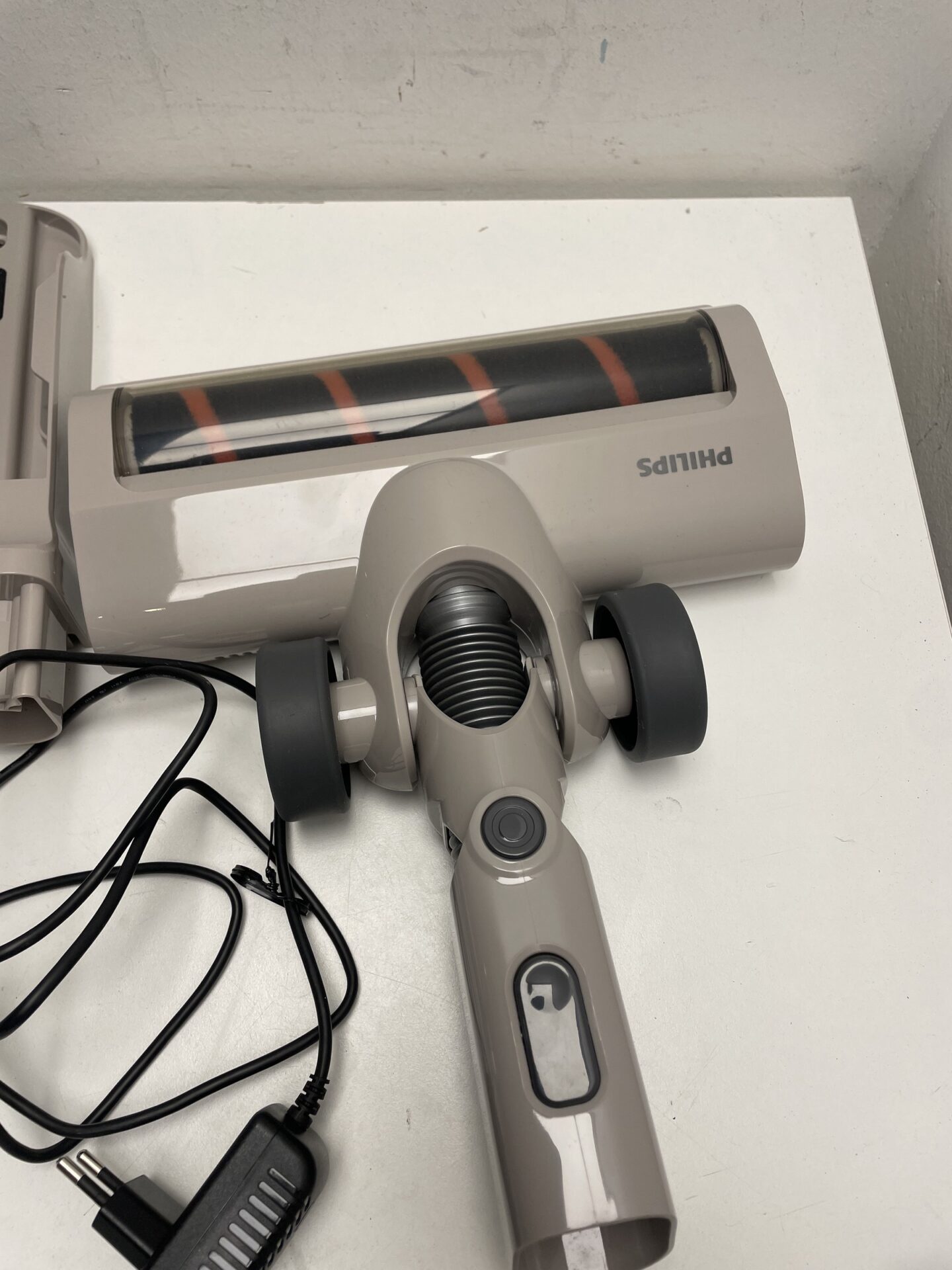 Philips belaidis vertikalus dulkių siurblys (XC2012/01) (naudota) — nuotrauka 2